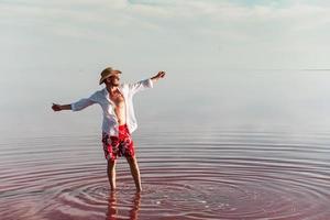 majestätische Aussicht genießen. Mann mit Hut und Freizeitkleidung geht auf dem See auf der Insel Jarilgach, Ukraine foto