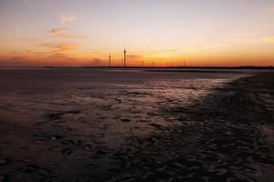 schöne küste der insel jarilgach, ukraine zur abendzeit foto