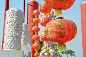 Chinesische rote Laterne hat glückliche und chinesische Musterdekoration geschrieben, die das chinesische Design der Brücke und der Säule am Schrein hängt. foto