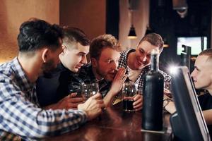 gruppe von menschen zusammen drinnen in der kneipe haben spaß am wochenende foto