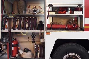 Nahaufnahme der Ausrüstung des Feuerwehrmanns, die sich im Inneren des Lastwagens befindet foto