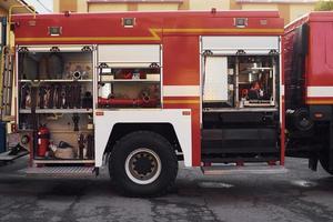 Nahaufnahme der Ausrüstung des Feuerwehrmanns, die sich im Inneren des Lastwagens befindet foto