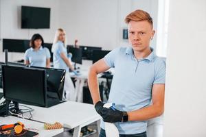 gruppe von arbeitern reinigt tagsüber gemeinsam ein modernes büro foto