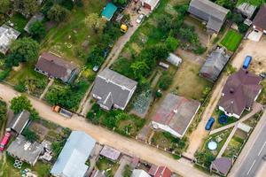 Panoramablick auf die Luftaufnahme der privaten Entwicklung mit Landhäusern oder Dorf foto