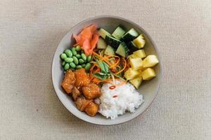 Bali Bowl mit Lachs und Gemüse foto