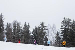 Minsk, Weißrussland, 16. Februar - Skilift. Seilbahn-Skifahrer und Snowboarder erklimmen den Hügel des Berges mit dem Lift foto