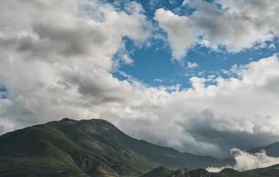 berge nach dem regen in wolken gehüllt, der blaue himmel scheint durch die wolken. die schönheit der natur des ägäischen meeres in der türkei, eine idee für einen hintergrund oder bildschirm für werbung. foto