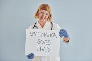 Impfung rettet Leben Banner. Oberärztin im weißen Kittel steht drinnen foto