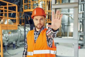 ich freue mich auf. Bauarbeiter in Uniform ist in der Fabrik foto