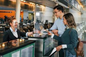 professioneller Service. junges paar ist zusammen am flughafen foto