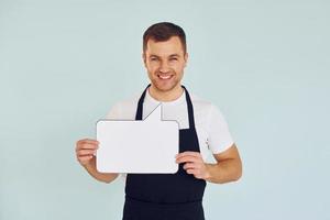 aufrichtige Emotionen. mann, der im studio mit leeren zeichen für den text steht foto