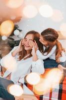 Spaß haben. mutter mit ihrer kleinen tochter hat spaß drinnen auf dem bett foto