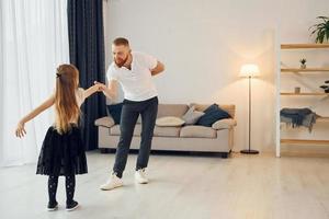 Tanzen lernen. Vater mit seiner kleinen Tochter ist zusammen zu Hause foto