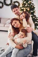 für die Kamera posieren. familie feiert neujahr mit ihren kindern zu hause foto
