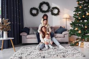 Konzeption von Feiertagen. familie feiert neujahr mit ihren kindern zu hause foto