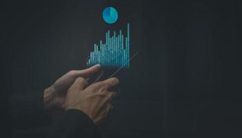 Währungsumtausch, Geldtransfer, Fintech-Finanztechnologie, Weltwirtschaftsbericht. mann, der handy mit forex-handelsdiagramm, börsenbericht verwendet foto