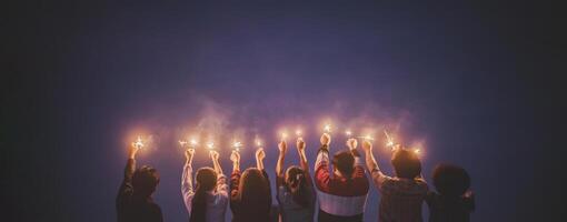 eine gruppe junger freunde genießt gemeinsam eine brennende wunderkerze in den händen foto