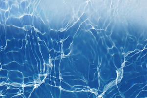 defocus verschwommene, transparente, blaue, klare, ruhige wasseroberflächenstruktur mit spritzern und blasen. trendiger abstrakter naturhintergrund. wasserwellen im sonnenlicht mit kopierraum. blaues aquarell glänzt foto