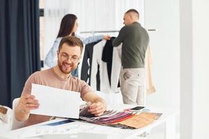 fröhliche Arbeiter. Gruppe von Menschen zusammen im Büro foto