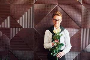 Mann hält Blumen. drinnen des neuen modernen luxusrestaurants foto