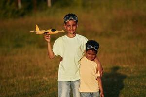 im Sommer tagsüber zusammen. Zwei afroamerikanische Kinder haben Spaß auf dem Feld foto