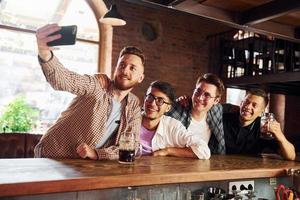 Wochenendaktivitäten. Menschen in Freizeitkleidung sitzen in der Kneipe foto