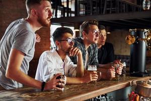 alkoholische Getränke. Menschen in Freizeitkleidung sitzen in der Kneipe foto