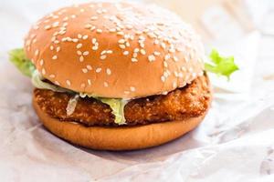 Hühnchen gebratener Burger auf weißem Papierhintergrund foto