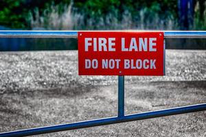 Feuerweg nicht blockieren Schild an einem Zaun foto