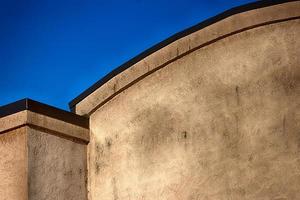 abstrakte Gebäudewand mit blauem Himmel foto