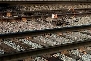 Eisenbahnschienen mit einem rostigen Schalter foto