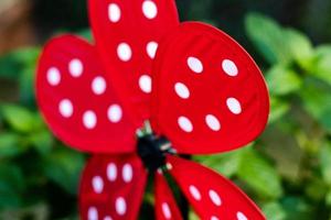 Garten whirligig abstraktes Rot mit weißen Marienkäferpunkten foto