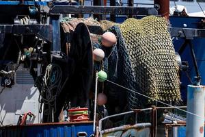 Fischernetz und Posenrolle, die auf einem Schiff montiert sind foto
