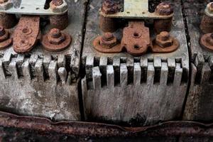 Vintage antike Automobil-Zündspulen aus Holz, die mit orangefarbenem Rost bedeckt sind foto