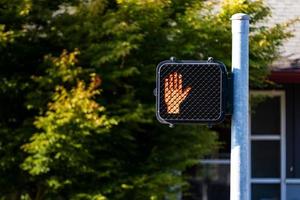 Zebrastreifen Handsymbol Zeichen auf einem Pfosten foto