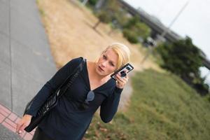 hübsche Frau in einem Park foto