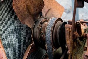 Vintage Antique Automotive Tractor Rusty Fan Blade und Gürtel hinter dem Kühler foto