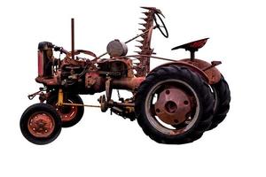 antiker vintage alter rostiger traktor mit gerät foto