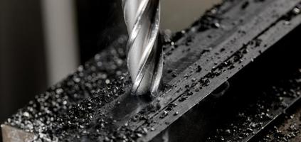 Bridgeport-CNC-Schaftfräser, der einen Stapel Stahlplatten mit Metallspänen fertigstellt foto
