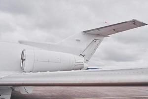 weißes Flugzeug. Turboprop-Flugzeuge, die tagsüber auf der Landebahn geparkt sind foto