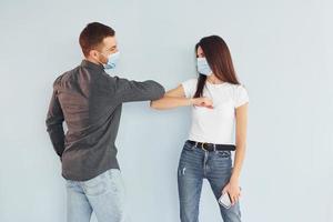 Mann und Frau stehen drinnen im Studio vor weißem Hintergrund foto