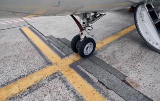 Turboprop-Flugzeuge, die tagsüber auf der Landebahn geparkt sind foto