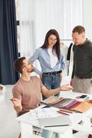 fröhliche Arbeiter. Gruppe von Menschen zusammen im Büro foto