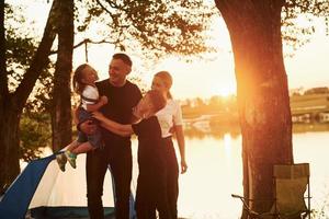 Abendzeit. Familie von Mutter, Vater und Kindern ist auf dem Campingplatz foto