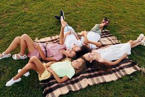 eine gruppe glücklicher kinder ist tagsüber draußen auf dem sportplatz foto