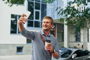 mann, der tagsüber draußen in der stadt spazieren geht foto