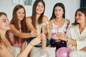 Party mit Luftballons. Gruppe glücklicher Frauen, die bei einer Junggesellin sind foto