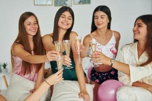 Party mit Luftballons. Gruppe glücklicher Frauen, die bei einer Junggesellin sind foto