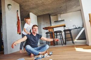 wochenende ruhe. Vater und Sohn sind zusammen zu Hause foto