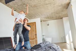 aktive Zeitverbringung am Wochenende. Vater und Sohn sind zusammen zu Hause foto